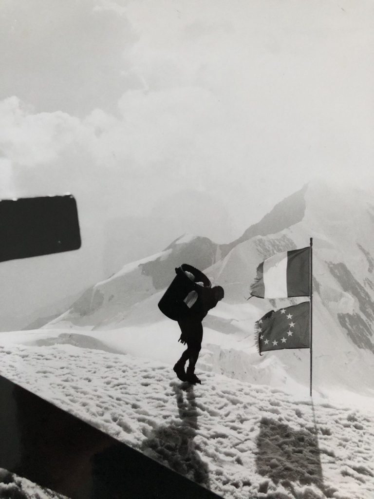 Salendo verso la Capanna con i carichi di materiale. Foto arch. Torelli