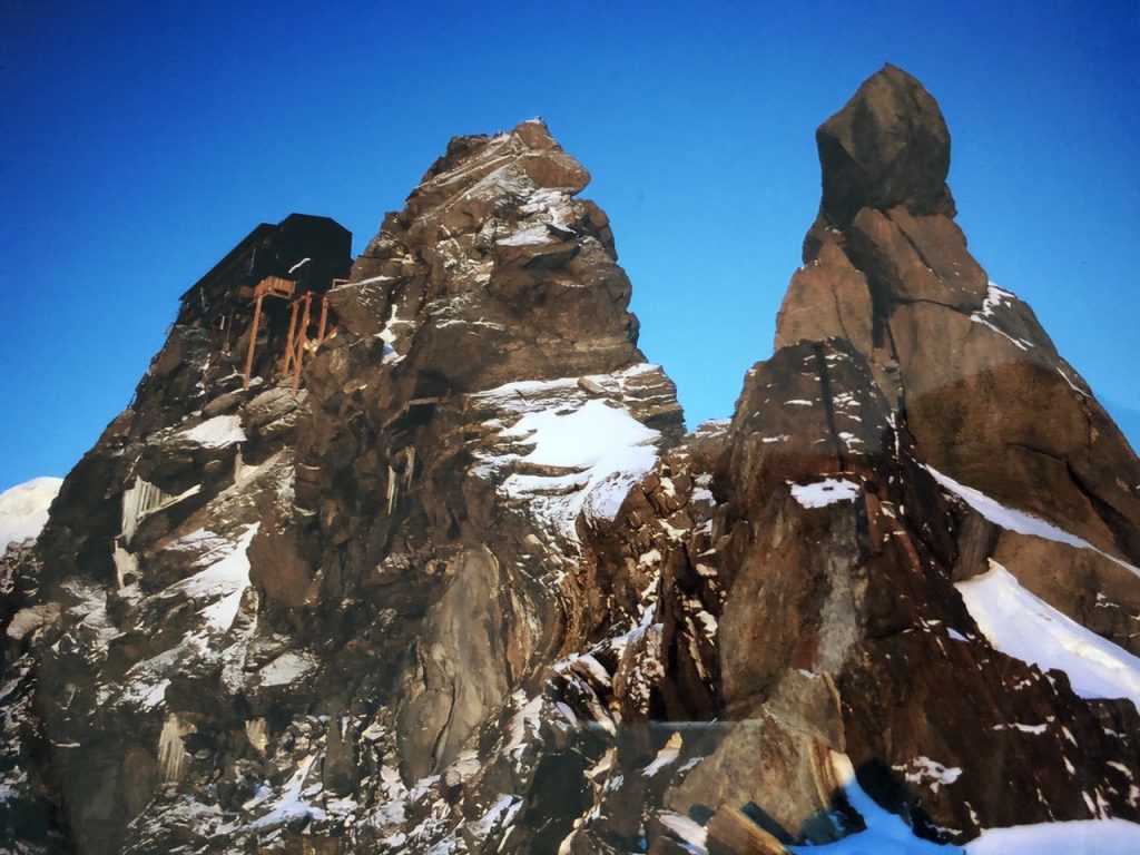 La struttura della Capanna vista dal basso. Foto arch. Torelli