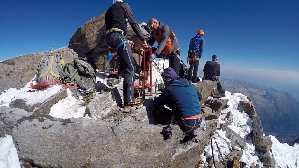 Punta Dufour, posizionamento nuova croce di vetta - Foto Club Alpino Italiano