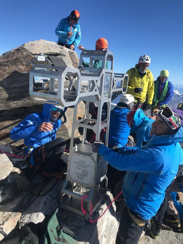 Posizionamento nuova croce su Punta Dufour - Foto Club Alpino Italiano