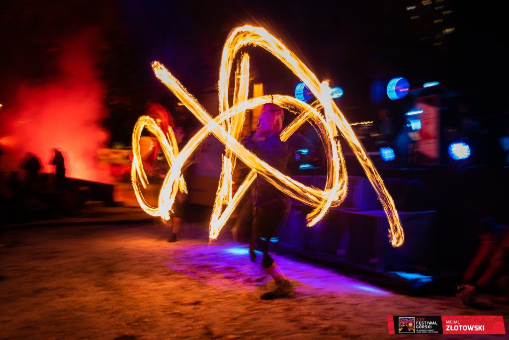 Giochi di luce alla cerimonia di premiazione - Foto FB Ladek Mountain Festival