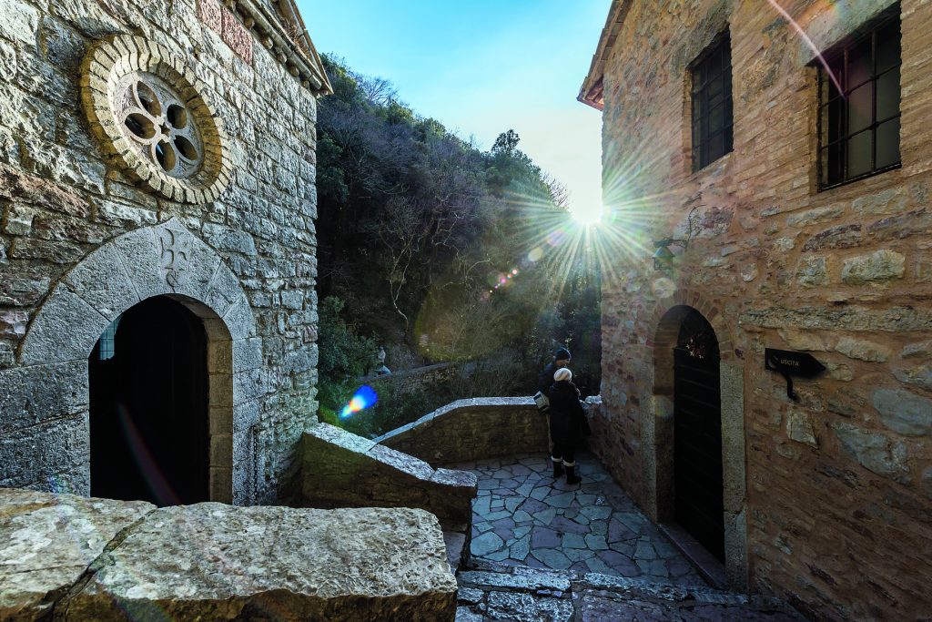Il santuario dell’eremo delle Carceri, antico luogo francescano sul monte Subasio a 4 km da Assisi e a 800 metri di altezza, nel cuore di un bosco di lecci secolari. La parola carcere non è usata con l’accezione di prigione, ma di luogo appartato, solitario, quindi adatto alla vita di preghiera (dal latino «carcer»). Foto @ Regione Umbria
