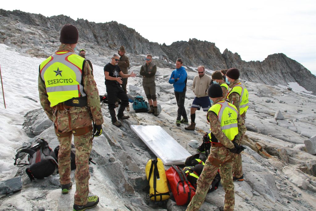 I lavori di recupero della mummia. Foto “Esercito Italiano - Comando Truppe Alpine”