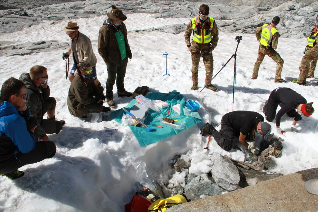 Fasi di recupero. Foto “Esercito Italiano - Comando Truppe Alpine”