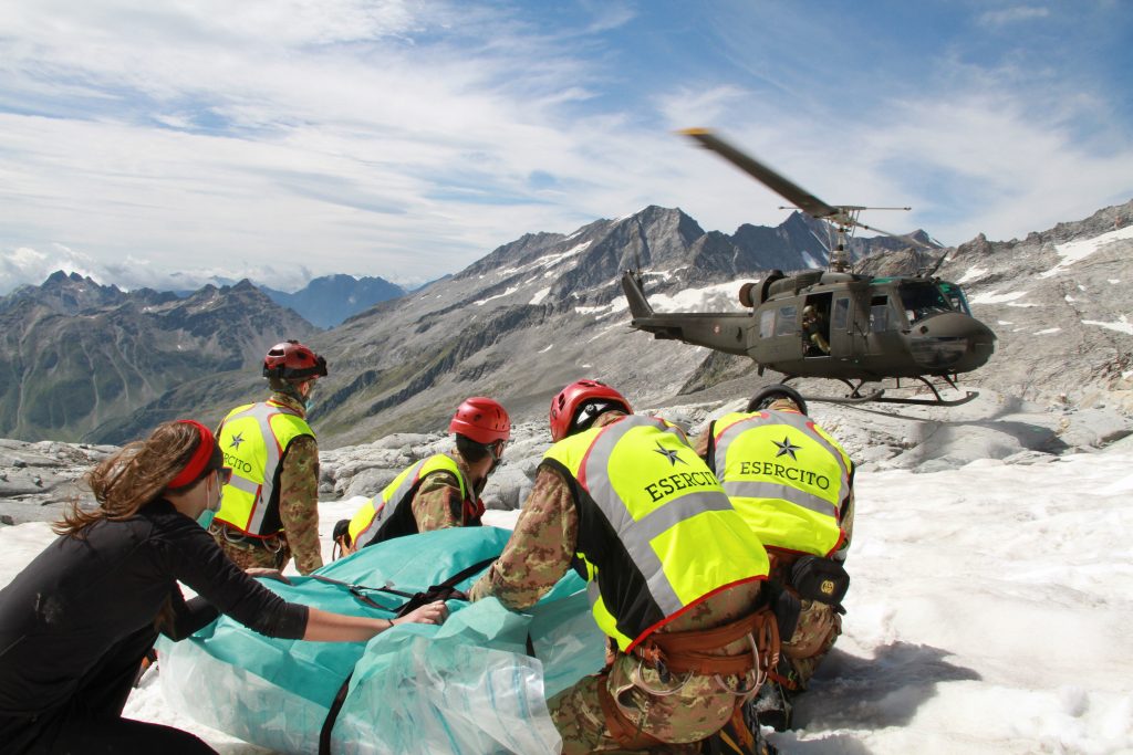 Un momento del recupero. Fasi di recupero. Foto “Esercito Italiano - Comando Truppe Alpine”