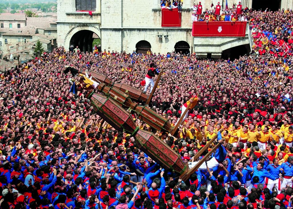 L’alzata dei Ceri è uno dei momenti più intensi e affascinanti della festa omonima, che si celebra a Gubbio ogni 15 maggio
in onore di sant’Ubaldo (patrono della città), san Giorgio e sant’Antonio Abate.
Non è una rievocazione storica, ma un evento che si ripete annualmente dal 1160. Foto @ Comune di Gubbio