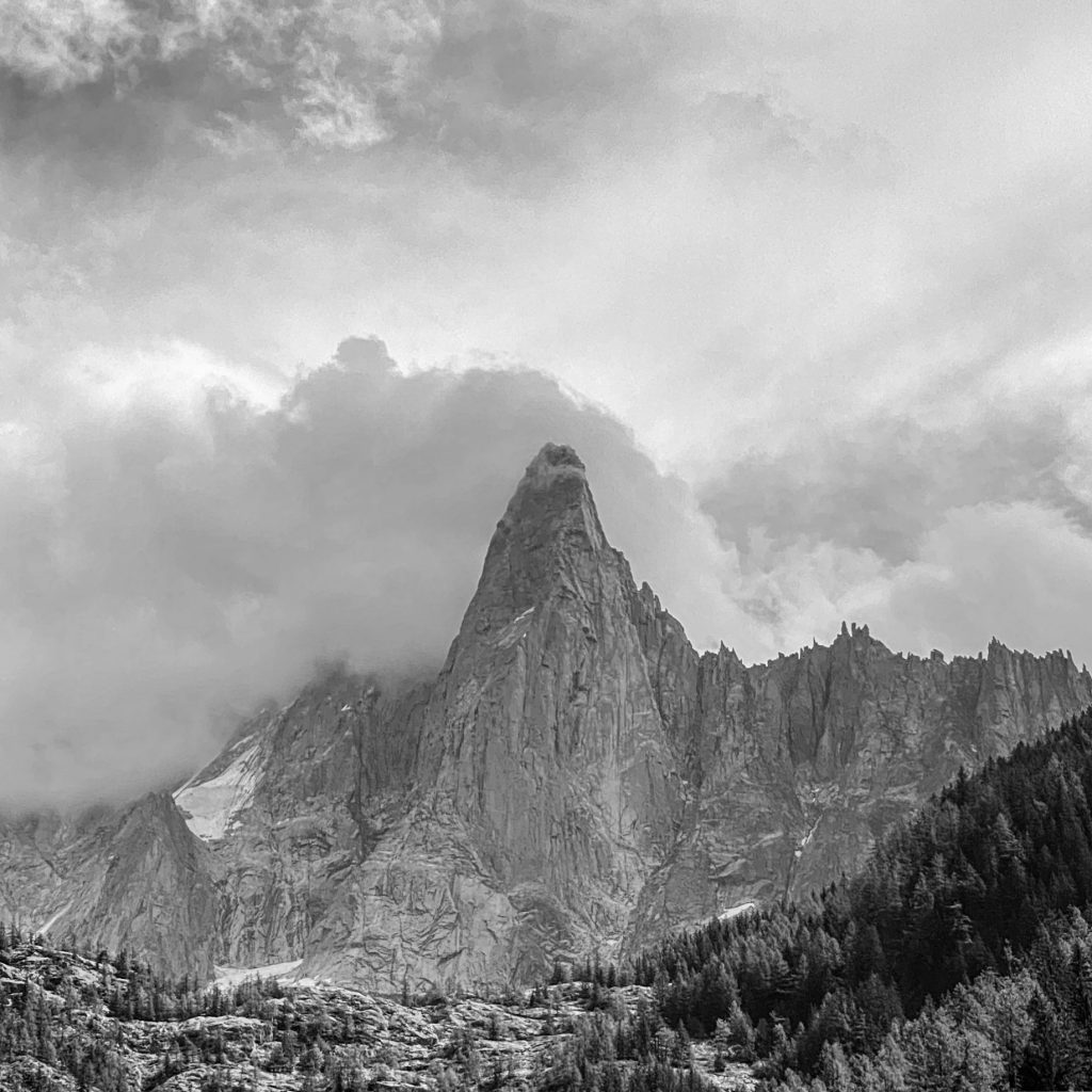 Il Petit Dru dopo il crollo del pilastro Bonatti (i segni del crollo si vedono sulla parete con la roccia più chiara). Foto @ Francesca Cortinovis