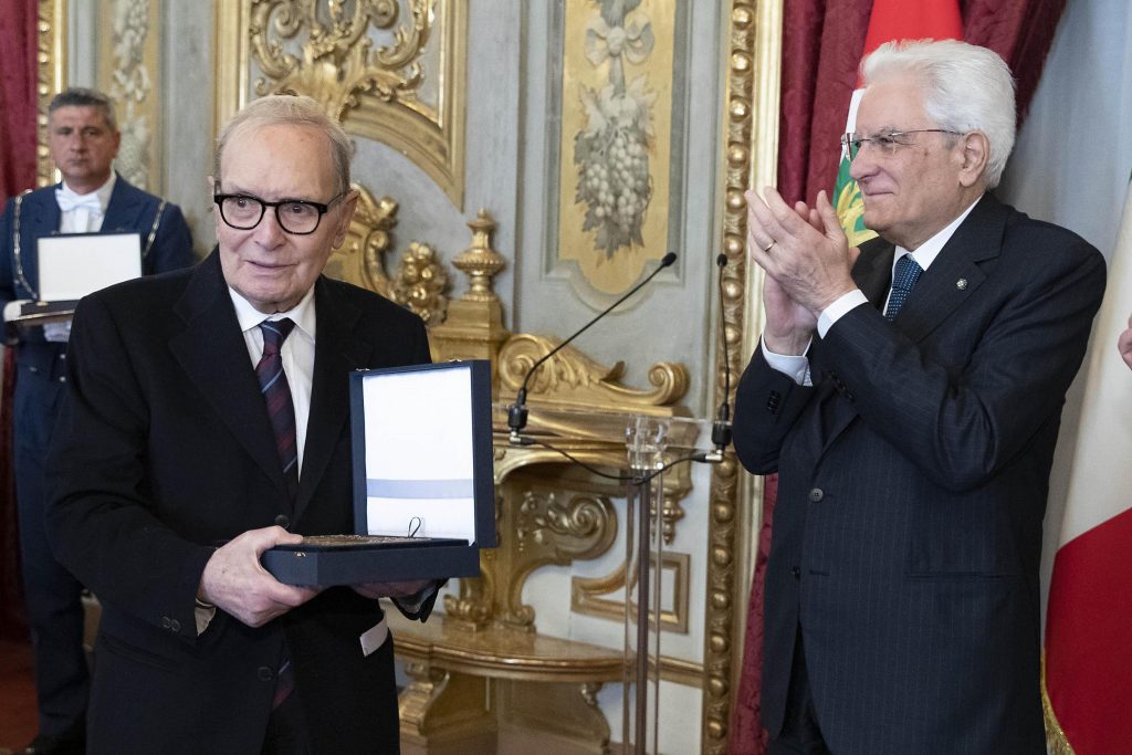 Il presidente della Repubblica Sergio Mattarella con il maestro Ennio Morricone durante la cerimonia di consegna dei Premi "Presidente della Repubblica" per gli anni 2016 e 2017 dell