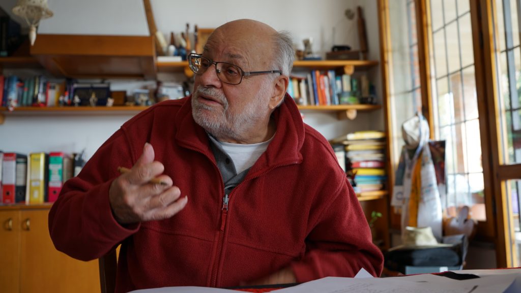 Kurt Diemberger durante i lavori sulla nuvoa edizione del libro. Foto Hoepli