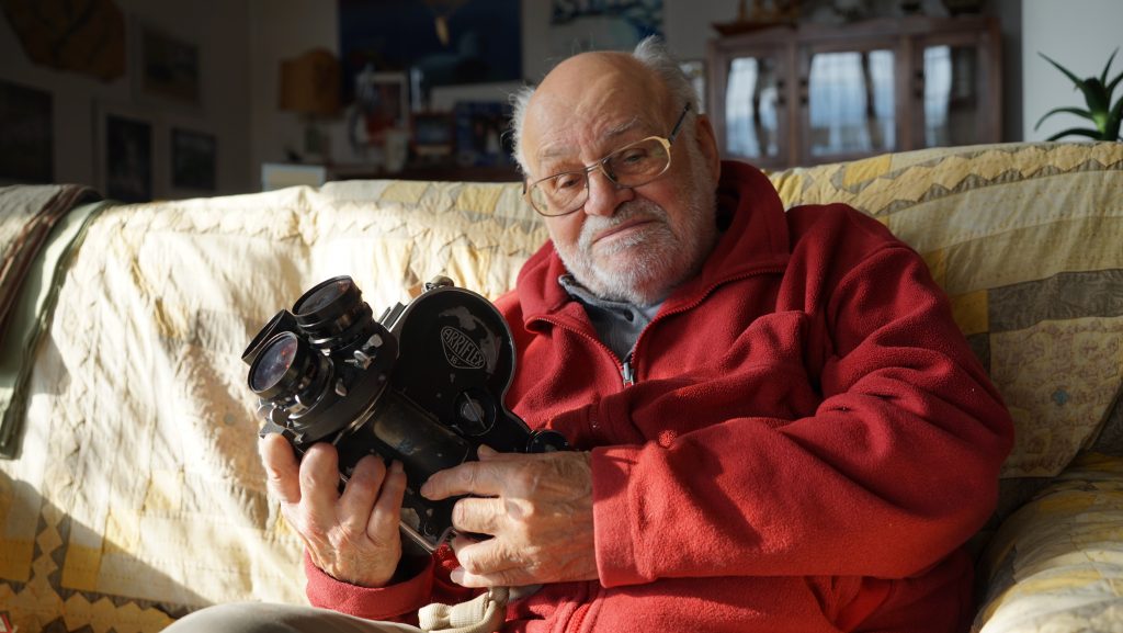 Kurt e la cinepresa con cui operava a 8000 metri. Foto Hoepli