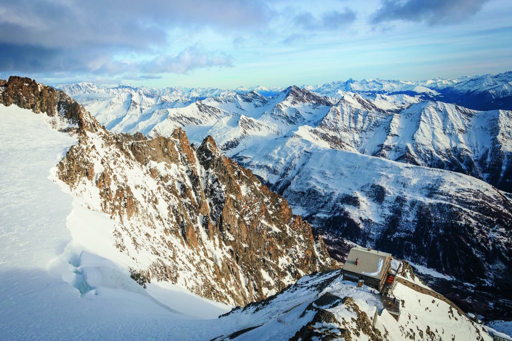 rifugio Torino (3375 m), base di partenza per la traversata delle creste di Rochefort e Grandes Jorasses. Foto @ Lorenzo Caccia/ClickAlps