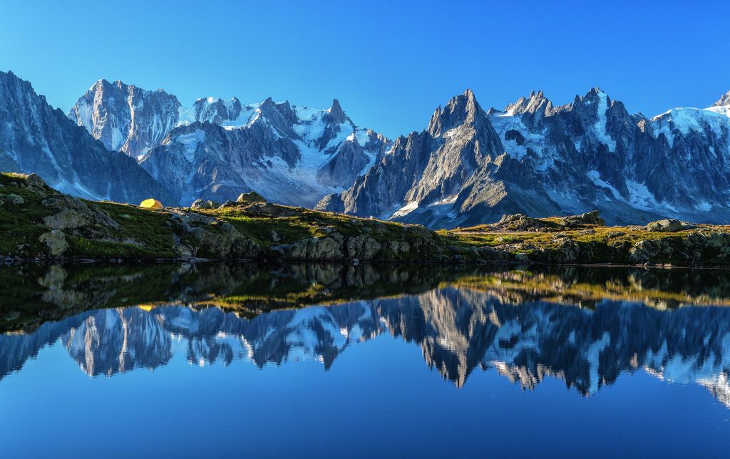 Sulla sinistra le Grandes Jorasses (Punta Walker, 4208 m) viste dal Lac de Chéserys. Alla loro destra la cresta con Dôme (4015 m) e Aiguille de Rochefort (4001 m) e Dente del Gigante (4013 m). Foto @ R. Moiola/ClickAlps