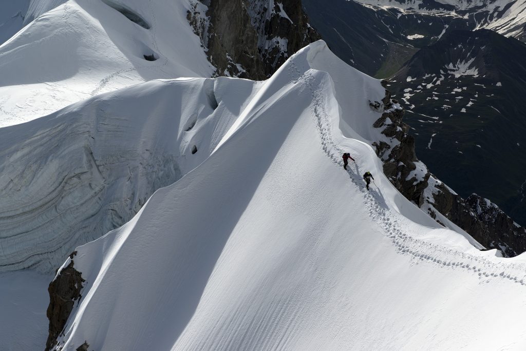 In discesa dalla Cresta di Rochefort, nel Gruppo del Monte Bianco. Sulla sinistra, la grande meringa crollata nel 2018. Foto @ Mario Colonel