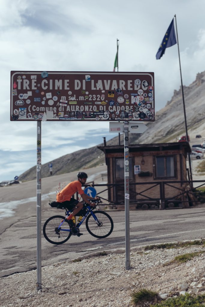 In salita verso le Tre Cime di Lavaredo. Foto Different Media Productions