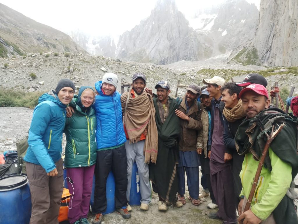 Il trio americano con le guide pakistane al campo base della Nangmah valley  - Foto FB Alpine Adventure Guides Pakistan