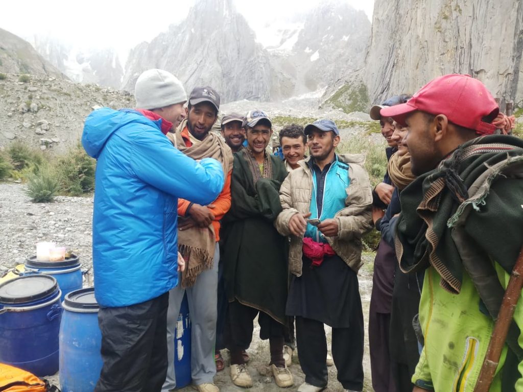 Il trio americano con le guide pakistane al campo base della Nangmah valley  - Foto FB Alpine Adventure Guides Pakistan