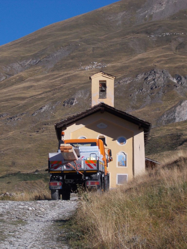 Bivacco Carmagnola - Fasi di trasporto dei materiali e realizzazione - Foto CAI Carmagnola