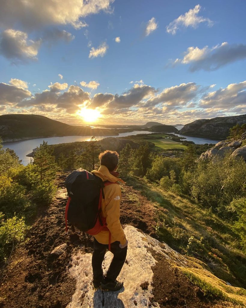 Lo spettacolare panorama che si gode dalla grotta di Flatanger, in Norvegia. Foto Sara Grippo