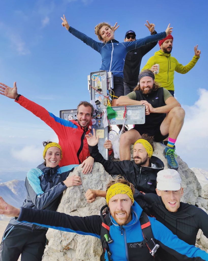 Il gruppo in cima al Gran Sasso. Foto Sara Furlanetto/Va