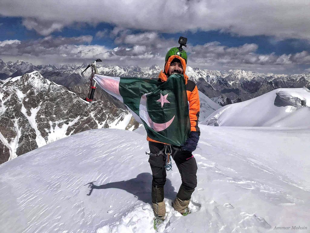 Ammar Mohsin in vetta al Khosar Gang Peak - Foto FB Alpinismo y Montaña - Carlos Garranzo