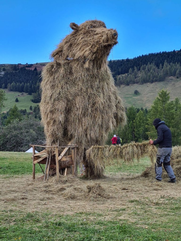 Il gigante di fieno - Foto FB Monte Bondone Green Festival