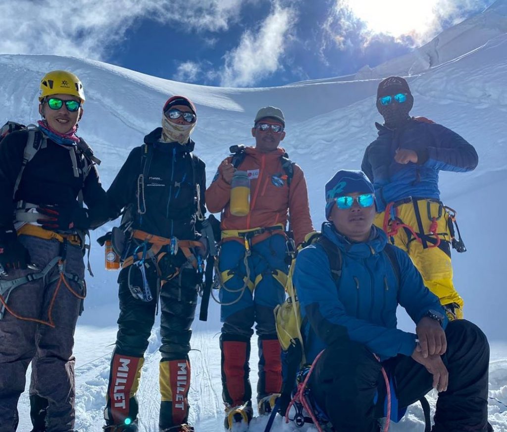 Gli sherpa fissano la via sul Manaslu per la spedizione commerciale del Bahrain. Foto @ Chhang Dawa Sherpa