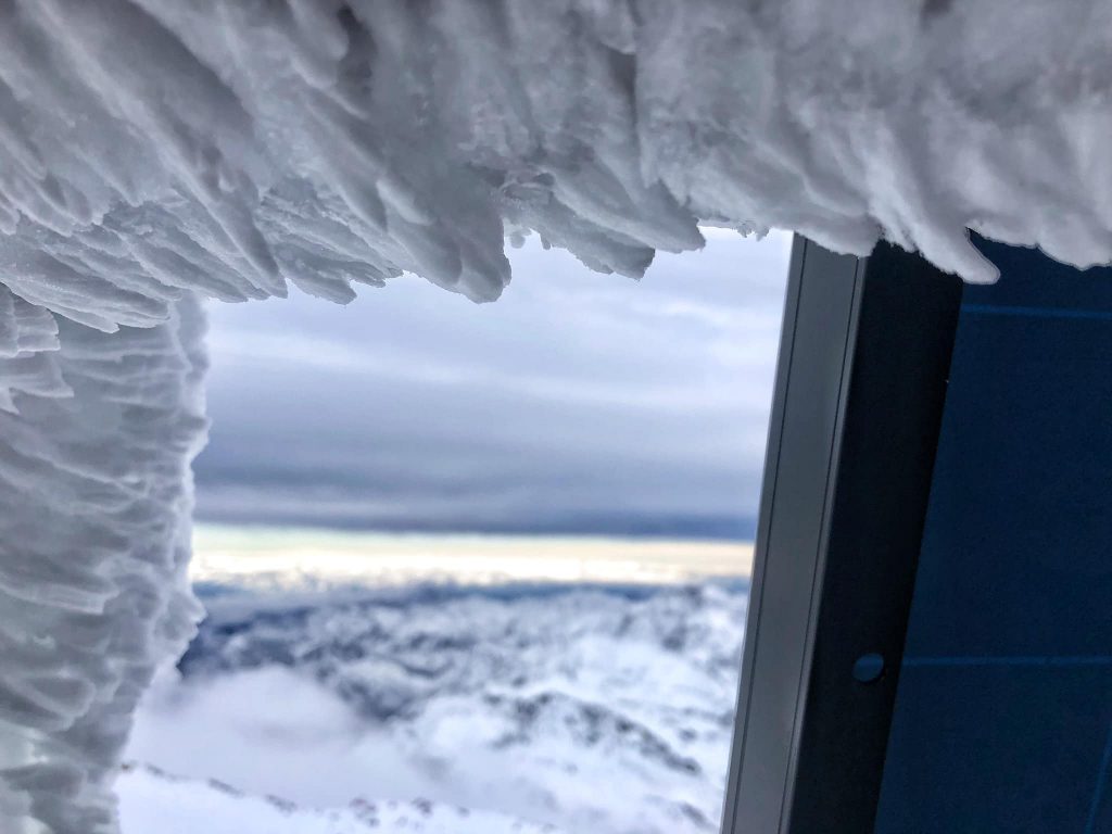 Decorazioni di neve e ghiaccio alla Capanna Gnifetti - Foto FB Rifugi Monterosa