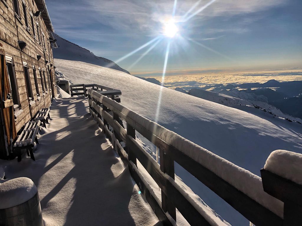 Il sole illumina la neve appena caduta sul Rosa - Foto FB Rifugi Monterosa