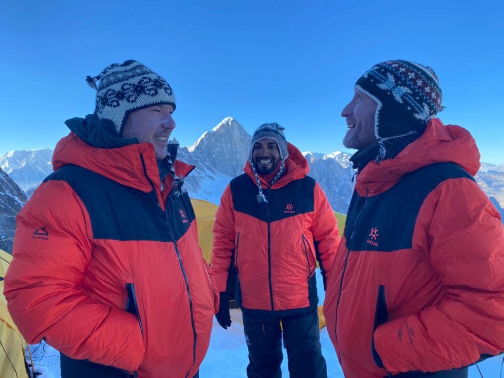 Team del Bahrain al Manaslu - Foto FB Seven Summit Treks