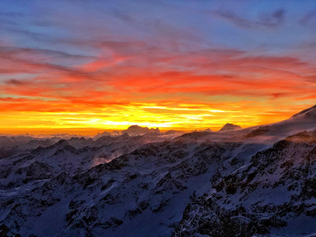 Vette innevate e tramonti di fuoco da Capanna Gnifetti - Foto FB Rifugi Monterosa