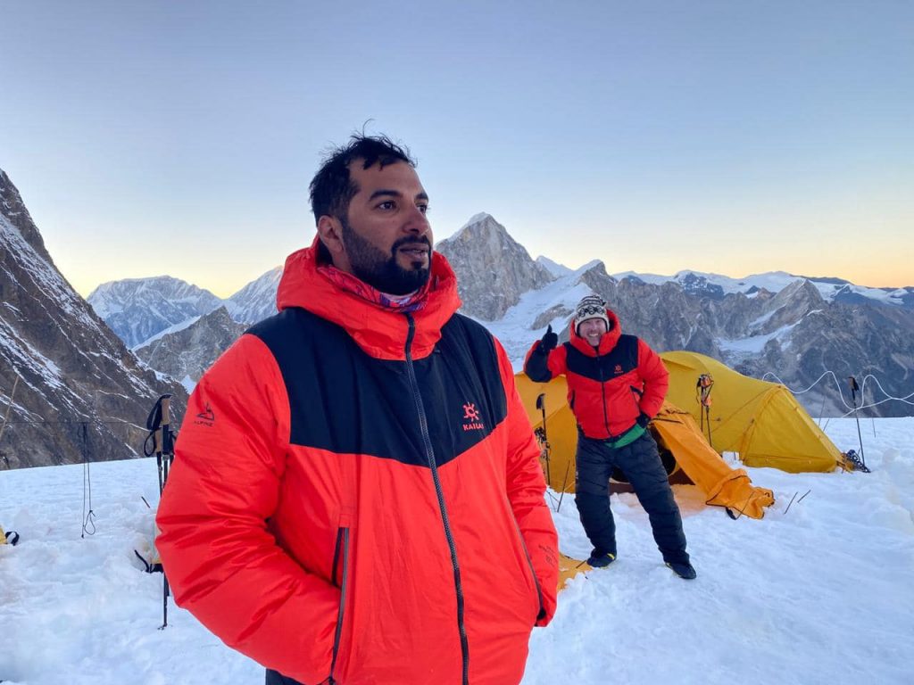 Team del Bahrain al Manaslu - Foto FB Seven Summit Treks