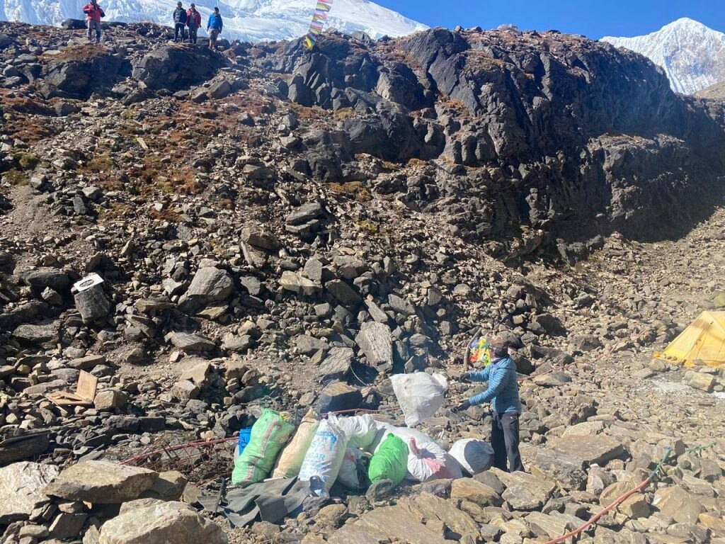 Pulizie sul Manaslu - Foto FB Seven Summit Treks