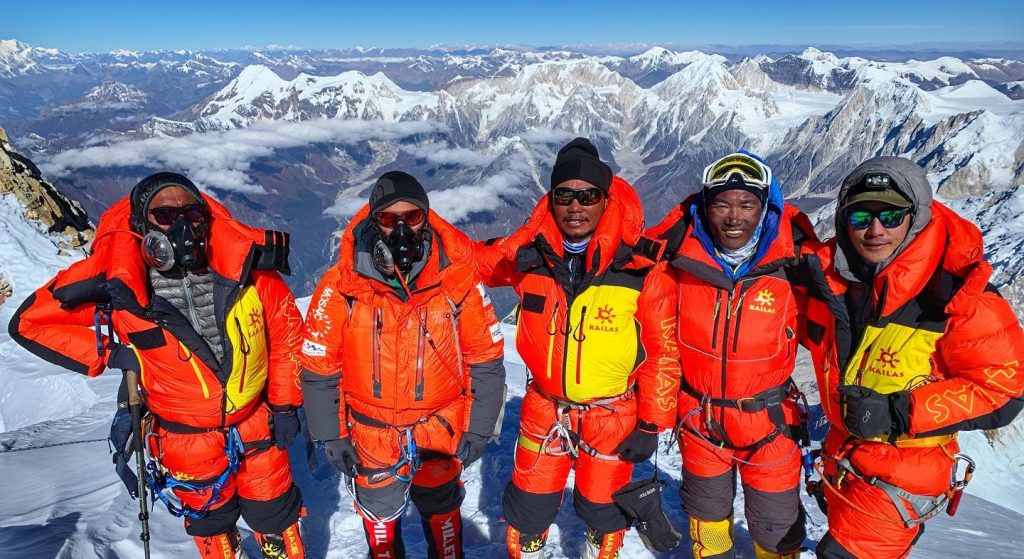 Team del Bahrain in vetta al Manaslu - Foto FB Seven Summit Treks