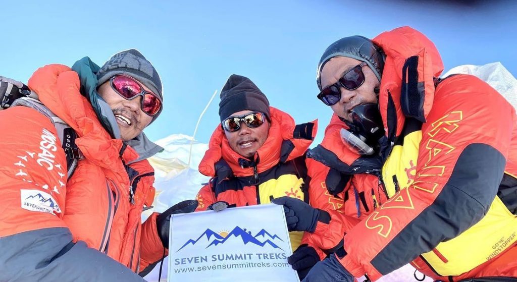 Team del Bahrain in vetta al Manaslu - Foto FB Seven Summit Treks