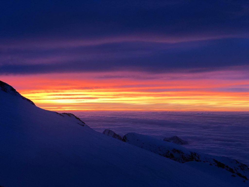 Le meravigliose sfumature del cielo dalla Capanna Gnifetti - Foto FB Rifugi Monterosa