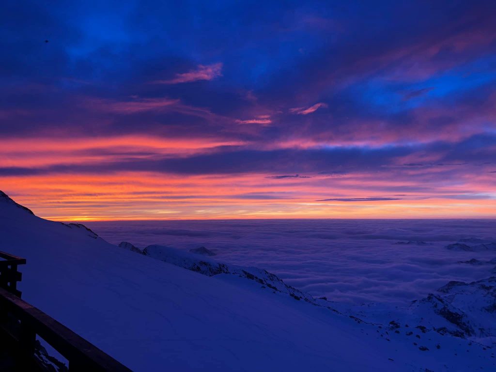 Cielo infuocato sulla Gnifetti - Foto FB Rifugi Monterosa