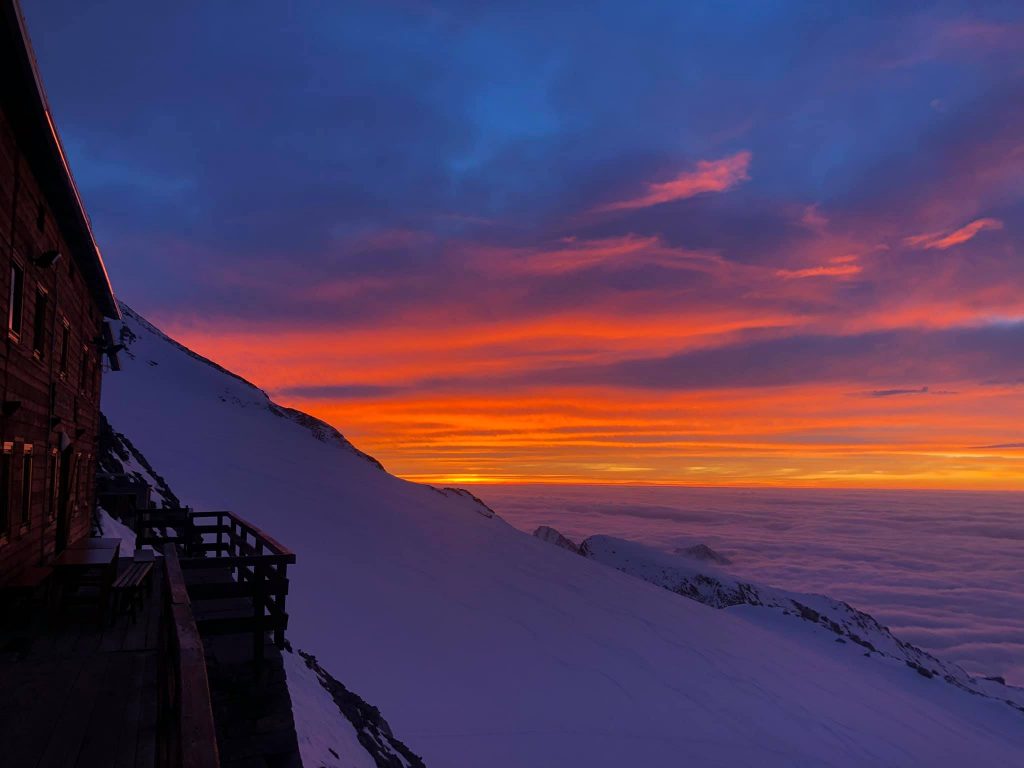 Cielo infuocato sulla Gnifetti - Foto FB Rifugi Monterosa
