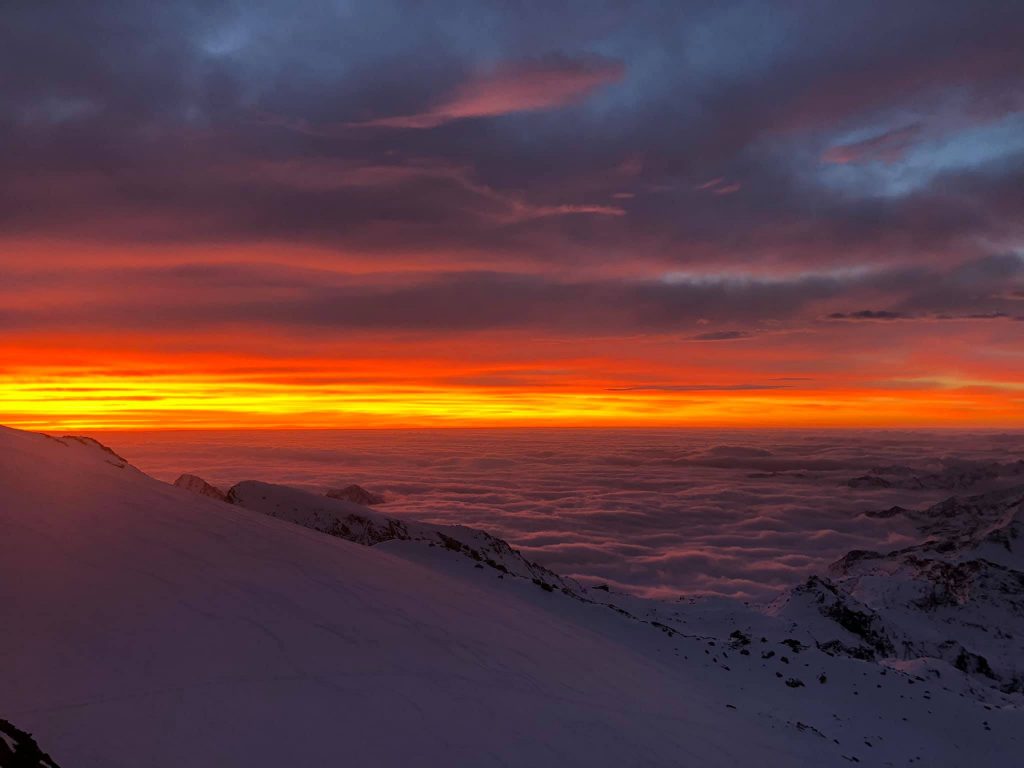 Le meravigliose sfumature del cielo dalla Capanna Gnifetti - Foto FB Rifugi Monterosa