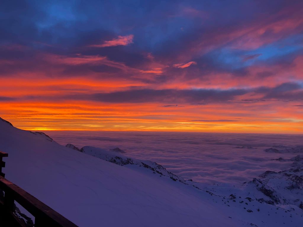 Cielo infuocato sulla Gnifetti - Foto FB Rifugi Monterosa