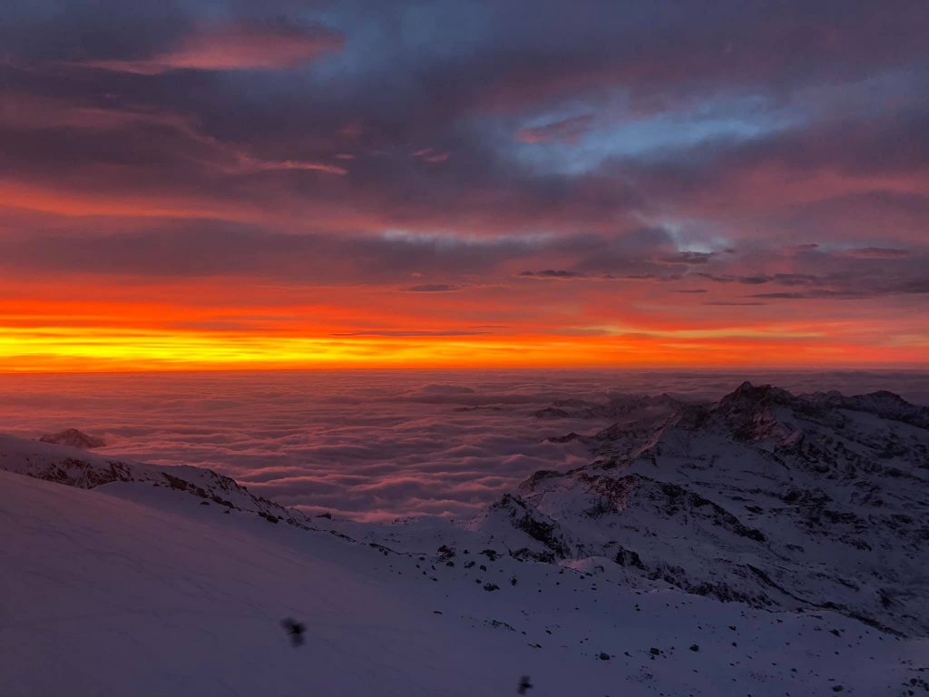 Cielo infuocato sulla Gnifetti - Foto FB Rifugi Monterosa