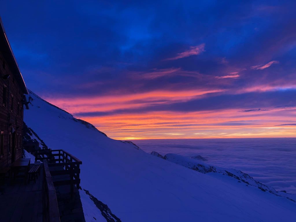 Cielo infuocato sulla Gnifetti - Foto FB Rifugi Monterosa