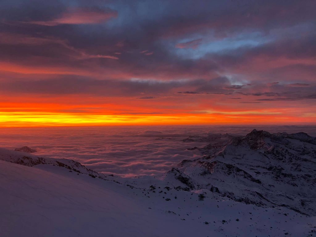 Cielo infuocato sulla Gnifetti - Foto FB Rifugi Monterosa