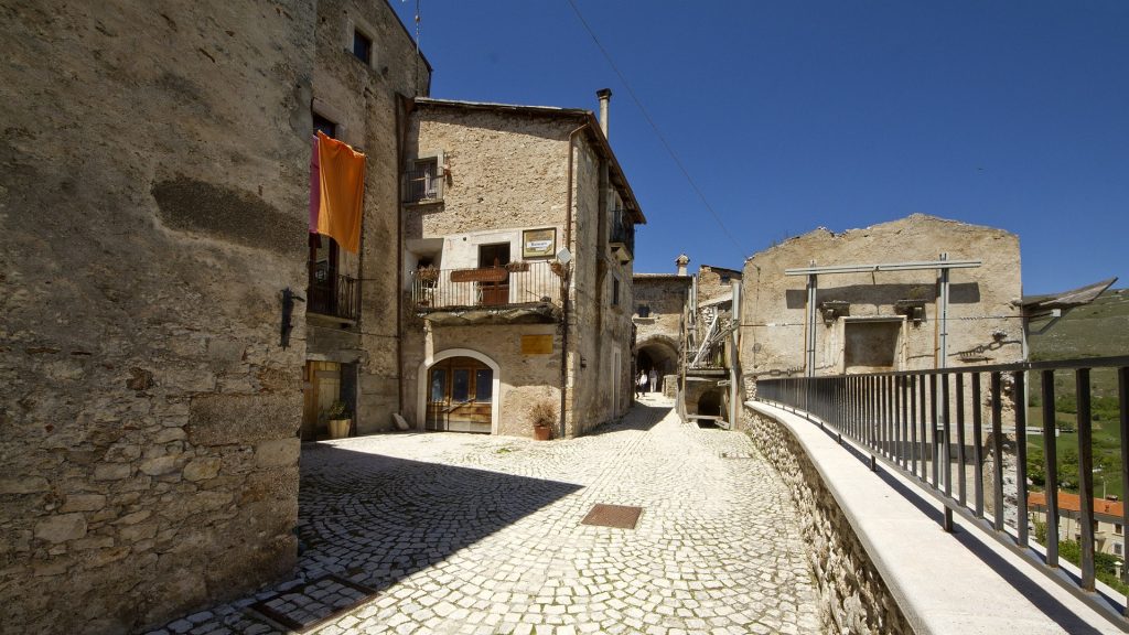 Tra le vie del borgo di Santo Stefano di Sessanio (AQ) - Foto Wikimedia Commons Ph. Trolvag