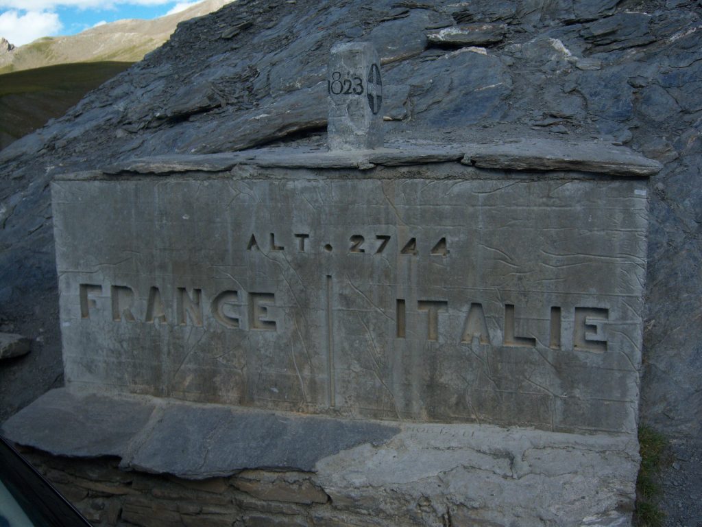 Il cippo di confine posto al Colle dell