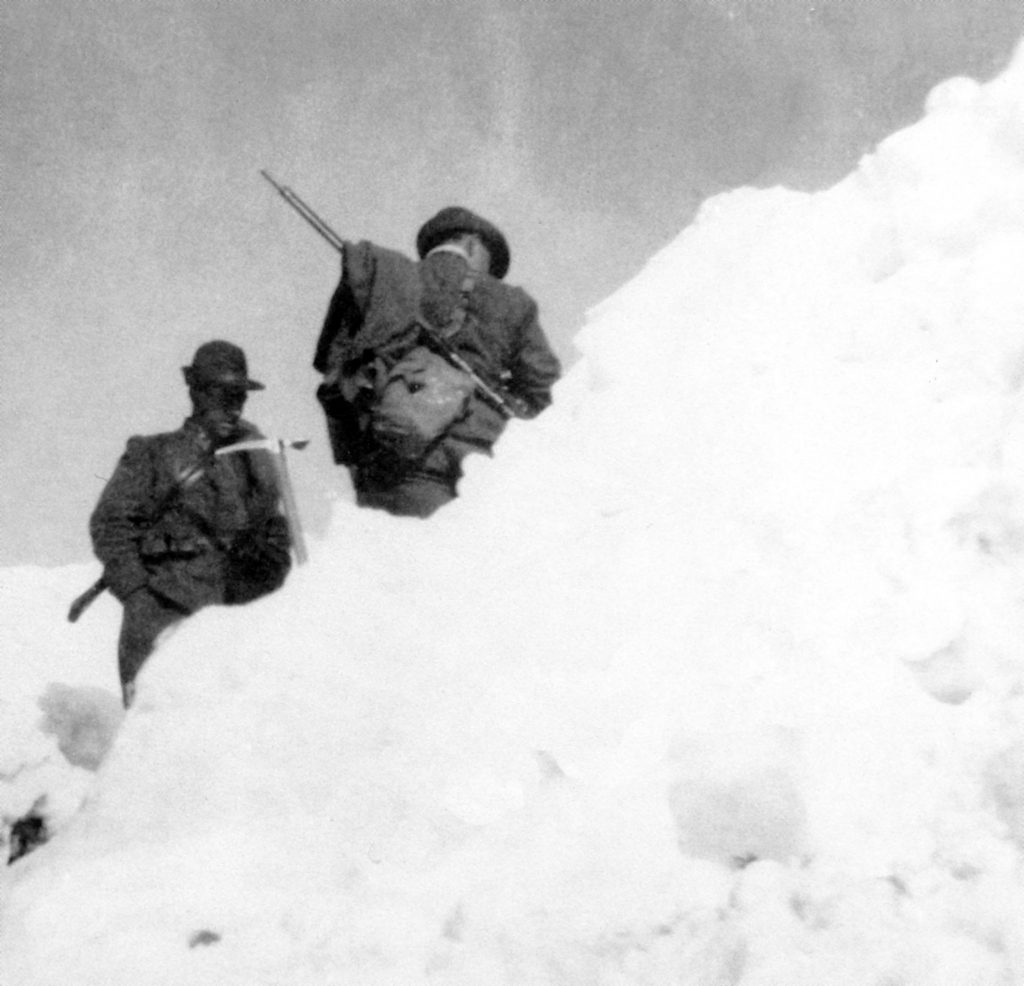 Alpini nella neve in una postazione di alta montagna. Foto @ ANSA