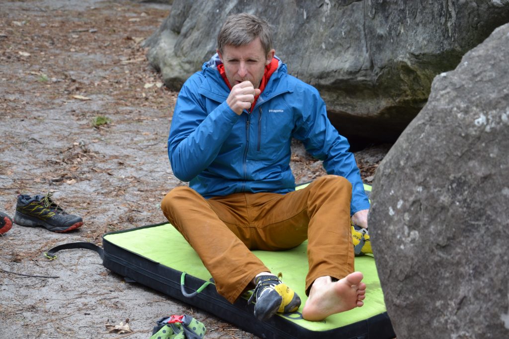 Tommy Caldwell si prepara per un boulder. Foto Gian Luca Gasca