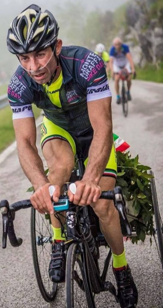 Carlo sul triciclo, impegnato in una dura salita.