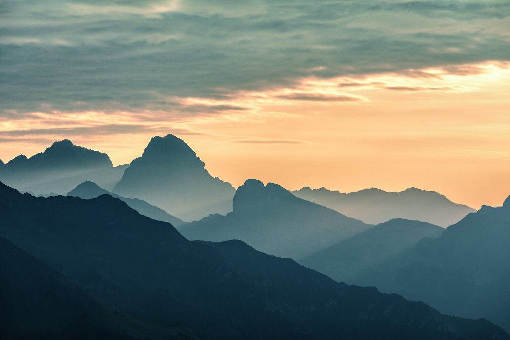 l sole sorge sulla Cima dei Preti (2706 m), a sinistra, e sul Monte Duranno (2652 m), alla sua destra, nelle Dolomiti d’Oltre Piave, o Friulane. Siamo nel settore più orientale dei Monti Pallidi, tra i fiumi Piave e Tagliamento, a cavallo tra Friuli-Venezia Giulia e Veneto. Le due montagne, alte sopra la Val Cimoliana, sono le maggiori elevazioni di questa dorsale e sono entrambe raggiunte da facili salite alpinistiche. Il selvaggio territorio delle Dolomiti d’Oltre Piave è tutelato, dal 1996, dal Parco naturale Dolomiti Friulane. Foto @ M. Geremetta