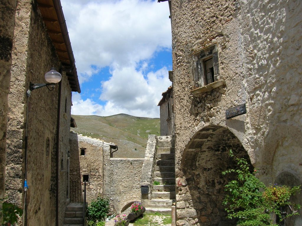 Santo Stefano e la vista sulle montagne abruzzesi - Foto Wikimedia Commons Ph. Patafisik