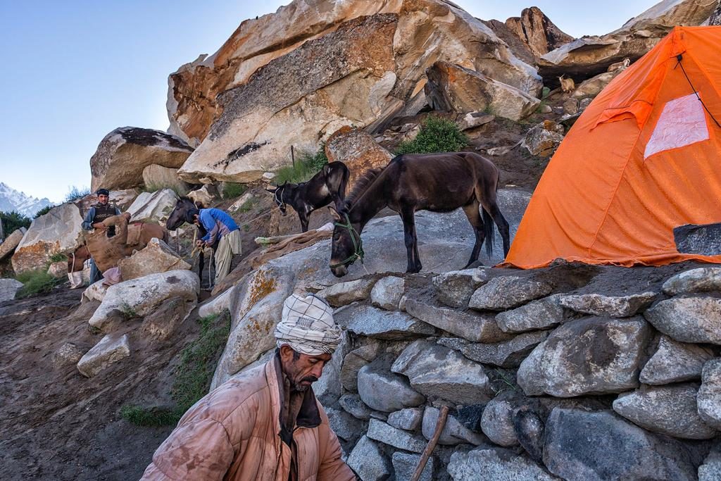 Portatori a Urdukas, campo lungo il ghiacciaio Baltoro. Foto Paolo Petrignani